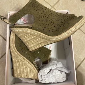 NWT olive Wedges